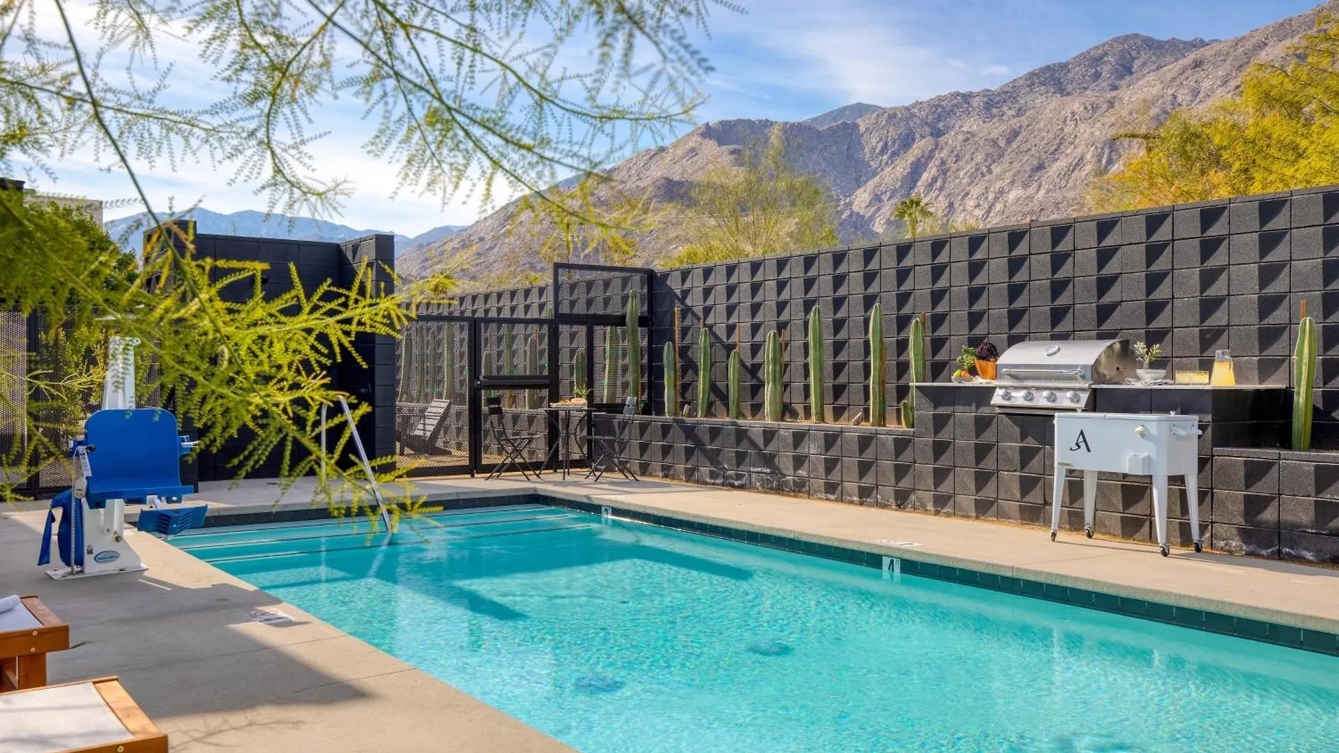 Blackhaus Full Buyout By Avantstay 16-Room Hotel Palm Springs