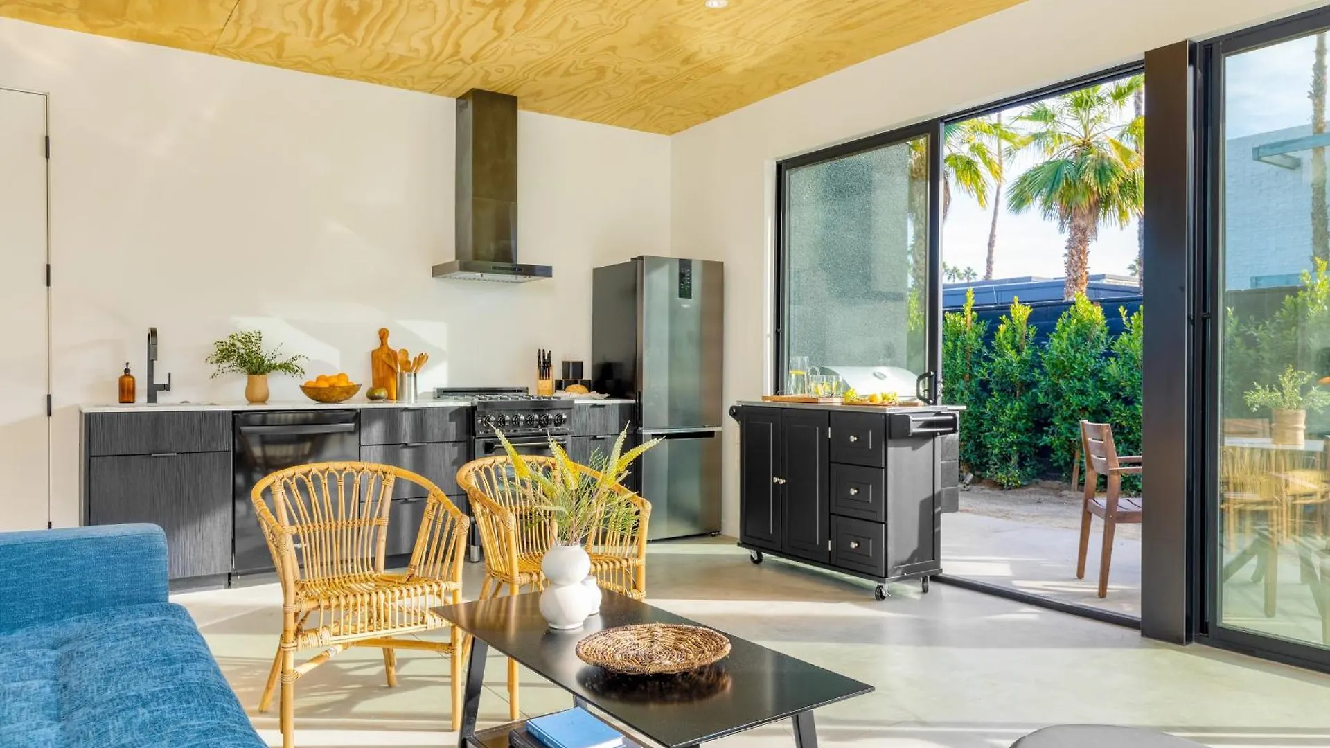 Blackhaus Full Buyout By Avantstay 16-Room Hotel Palm Springs