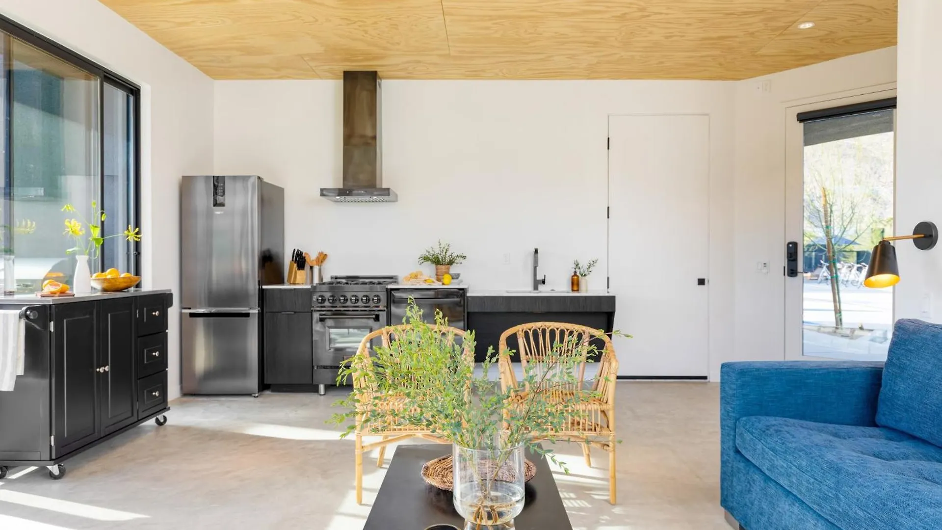 Blackhaus Full Buyout By Avantstay 16-Room Hotel Palm Springs
