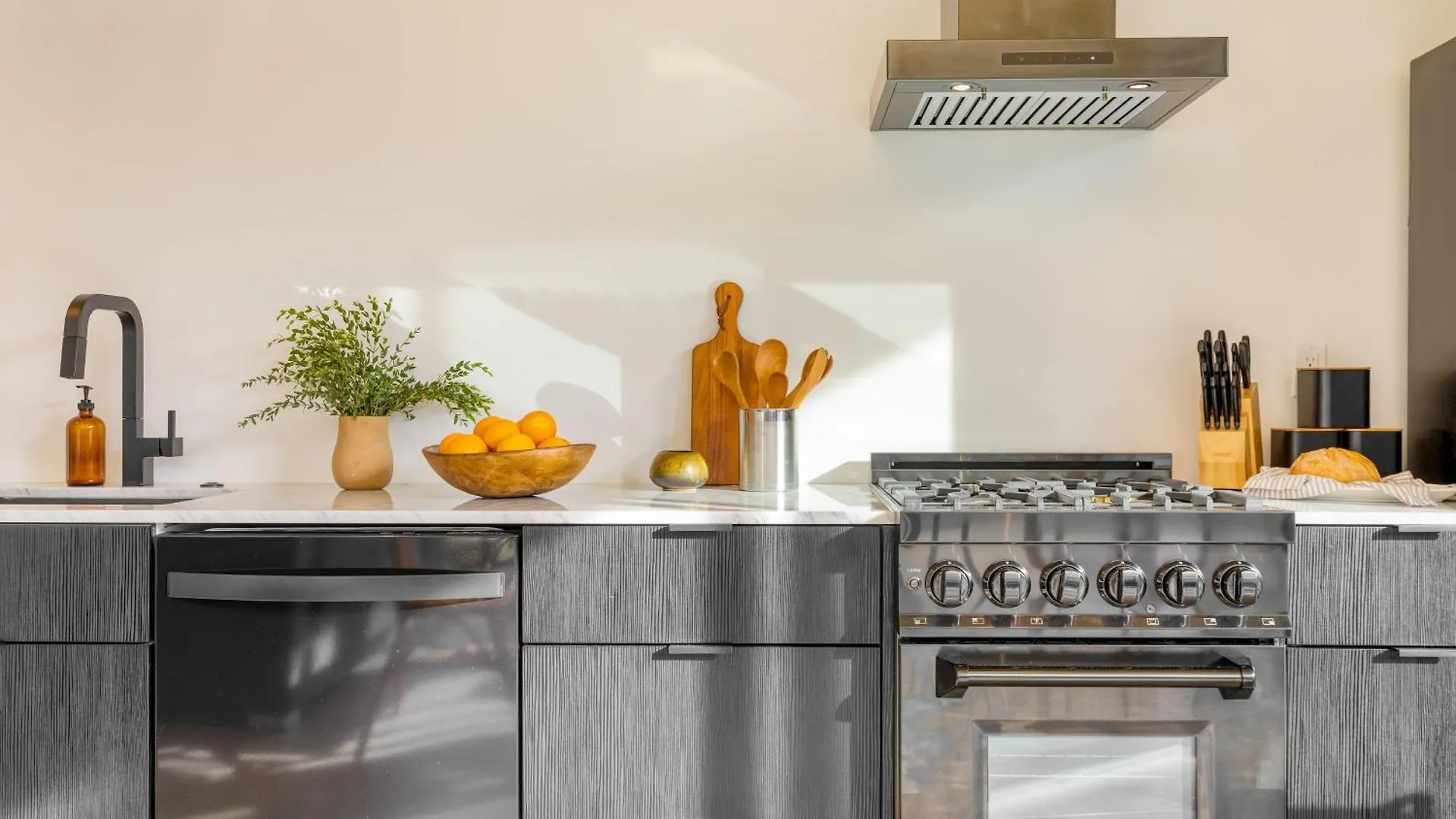 Blackhaus Full Buyout By Avantstay 16-Room Hotel Palm Springs