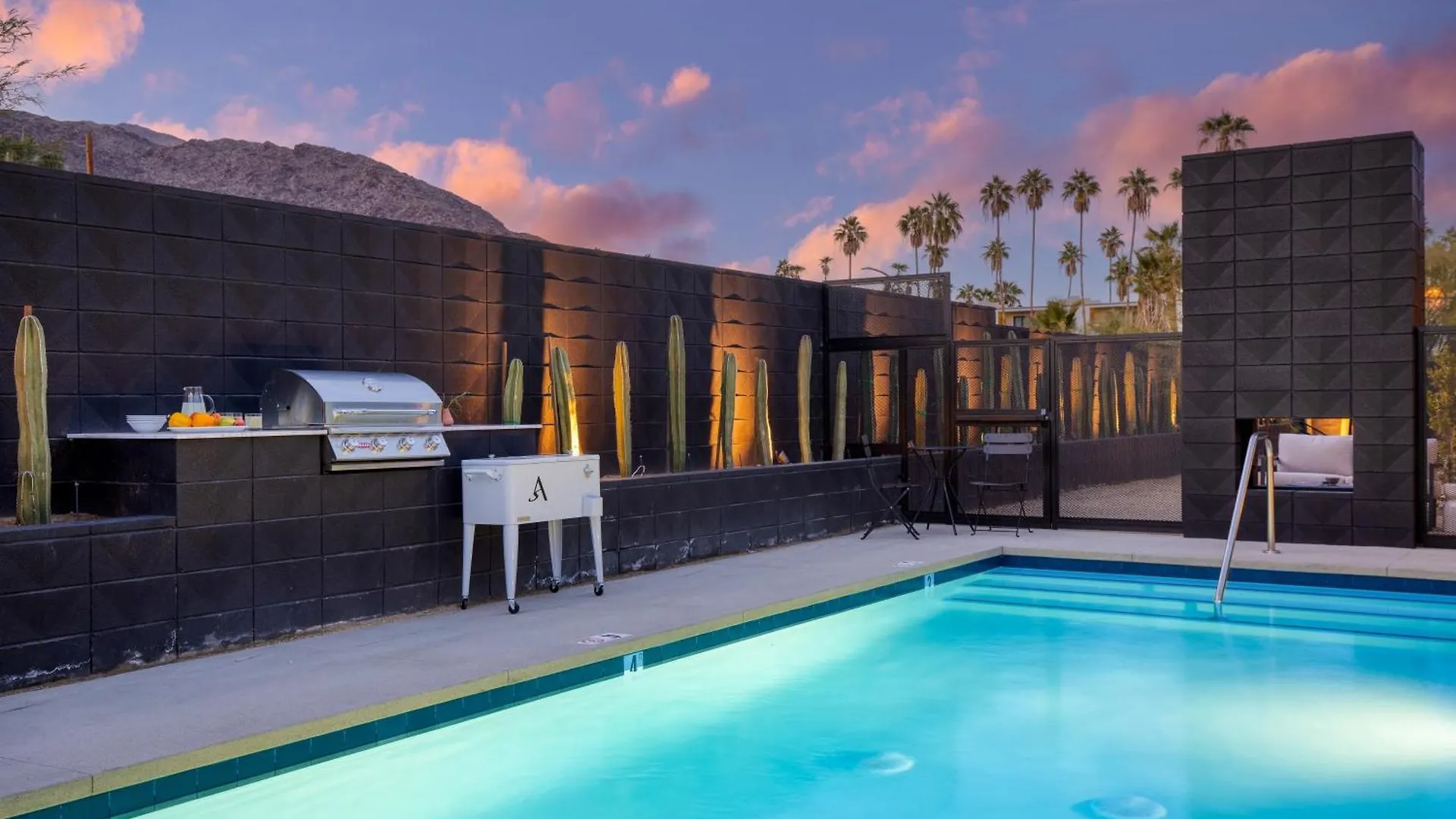 Blackhaus Full Buyout By Avantstay 16-Room Hotel Palm Springs