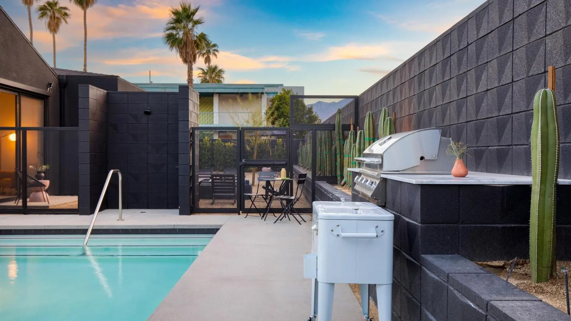 Blackhaus Full Buyout By Avantstay 16-Room Hotel Palm Springs