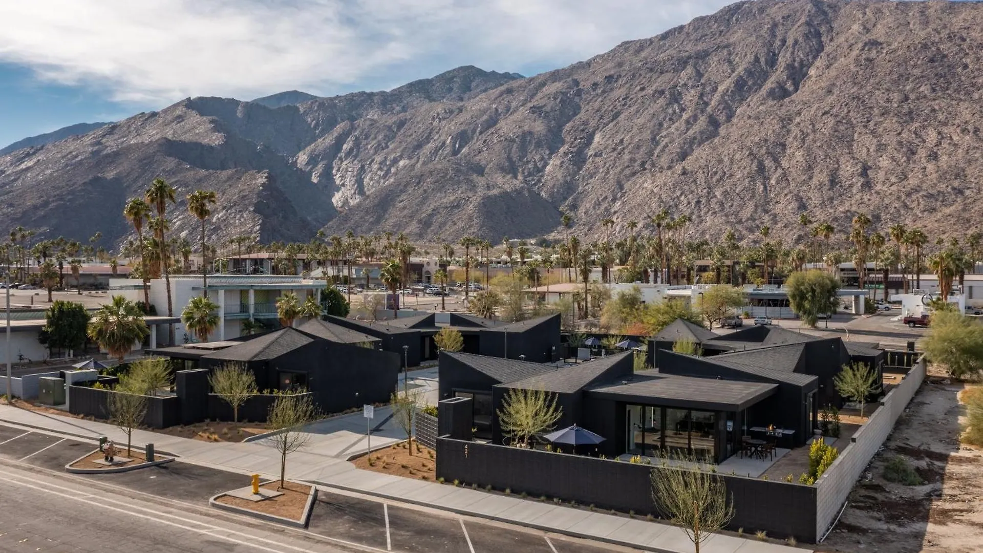 Blackhaus Full Buyout By Avantstay 16-Room Hotel Palm Springs